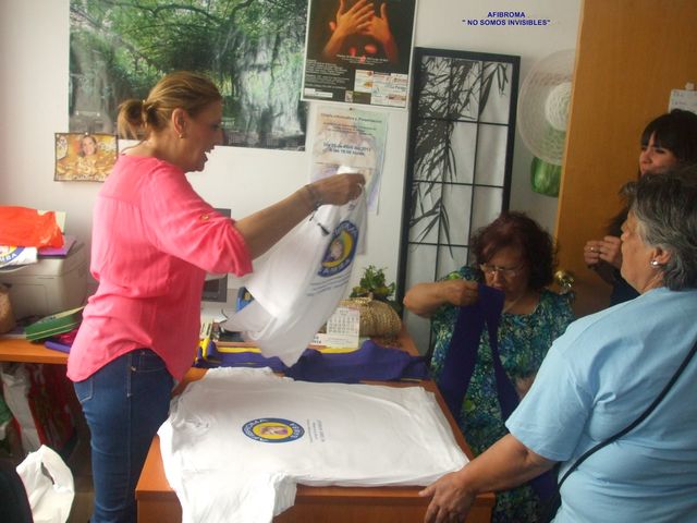 Repartiendo camisetas y lazos